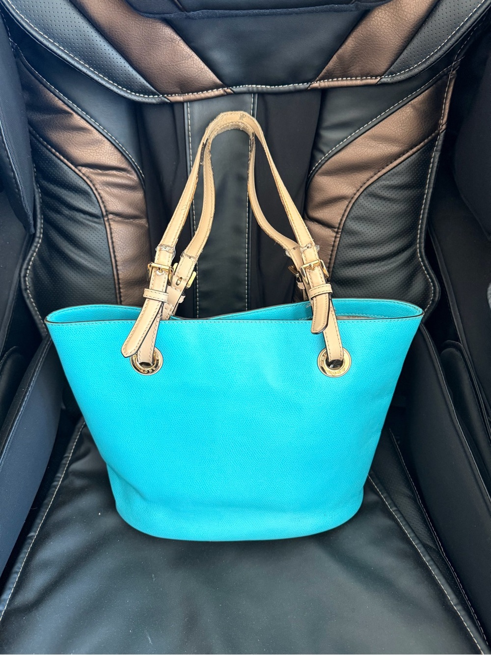 Michael KORS blue tote bag with tan leather straps
Beautiful light blue paired w